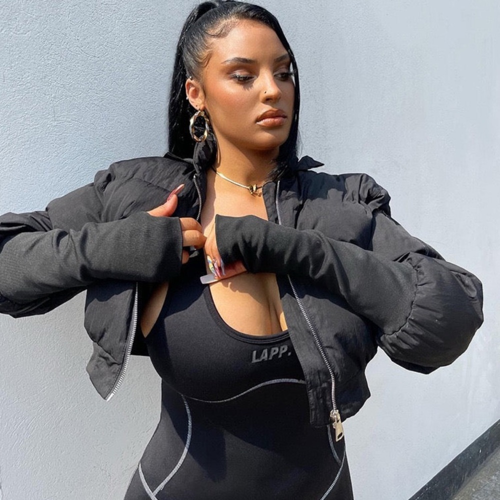Cropped puffer jacket with long arm warmers. Black